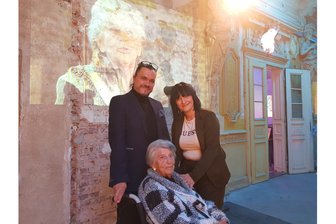 Rodewischer Villa Wolff zeigt bewegende Biografien: Das Leben von acht Frauen zwischen Mut und Wandel vor und nach der deutschen Einheit - Björn Barnikow, Luise Schenkel und Susan Hüllebrand-Thiel (von links) vor einem an die Wand projizierten Videointerview. Darin erzählt die Seniorin ihre Lebensgeschichte.
