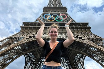 Rodlerin Julia Taubitz zu Besuch bei Olympia in Paris: Motivation von den „falschen“ Spielen - Winterolympionikin Julia Taubitz vor dem Eiffelturm in Paris mit den olympischen Ringen.