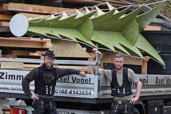 Rödlitz: Adventsmarkt im Bauerngut - Zimmermann Axel Vogel und Geselle Noël Keller mit dem großen Holzbaum, der auch in diesem Jahr wieder den Adventsmarkt bereichern soll – hier nach der Fertigstellung im vergangenen Jahr.