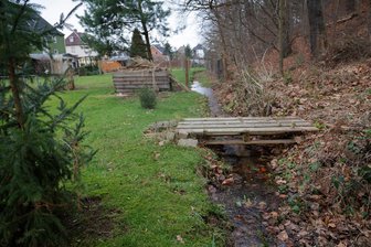 Rödlitz: Anwohner sollen Bach-Bereich frei halten - Der Rödlitzbach verläuft teilweise als Grenzbach zwischen den Gemeinden Rödlitz und Hohndorf, und damit auch zwischen zwei Kreisen. Die verschiedenen Zuständigkeiten machen manches schwieriger.