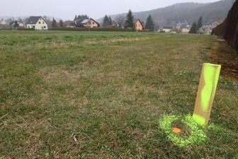 Rödlitz bekommt neues Baugebiet für bis zu elf Häuser - Hier soll das neue Wohngebiet in Rödlitz entstehen. Erste Vorbereitungen sind offenbar schon im Gange.