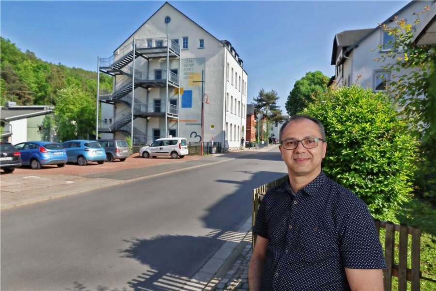 Rödlitz: Ein Dorf kämpft um seine Zukunft - Ortsvorsteher Lutz Weißpflug kämpft für die Schulerweiterung: Wo sich jetzt die Rettungstreppe befindet, sollen unter anderem Unterrichtsräume und ein Speisesaal angebaut werden. 