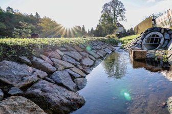 Rödlitz: Ein stinkendes und unliebsames Problem - Der Rödlitzbach, wo die ungeklärten Abwässer in ihn hineinflossen.