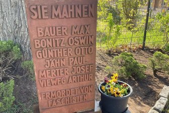 Rödlitz: Gedenken an Jahrestag der Befreiung - An diesem Gedenkstein in Rödlitz findet die Veranstaltung statt.
