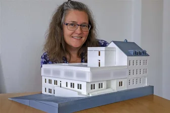 Rödlitz: Hoffnung für Schulanbau - Sachbearbeiterin Claudia Frank mit dem aktuellen Modell des geplanten Anbaus an der Rödlitzer Grundschule. Bis zum Jahresende solle die Genehmigungsplanung beim Landratsamt eingereicht werden, so die jüngste Auskunft aus dem Rathaus.