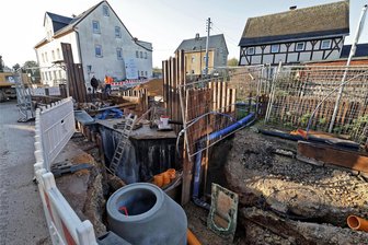 Rödlitz: Kollidieren jetzt Glasfaser- und Kanalbau? - Die ersten beiden Bauabschnitte des Rödlitzer Abwasserkanals wurden 2021 und 2022 (Foto) in der Oberen Dorfstraße verlegt. Im Frühjahr 2024 soll es mit dem dritten Bauabschnitt weitergehen, es folgen noch zwei weitere Abschnitte.