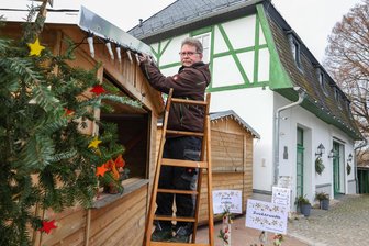 Rödlitz lädt zum Adventsmarkt mit Hutzenabend - Andreas Planitzer bereitete am Freitag den Adventsmarkt im Bauerngut vor.