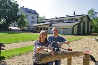 Rödlitz/Lichtenstein: Schul-Anbau soll schrumpfen – Hunderttausende Euro Planungskosten für die Katz? - In der Rödlitzer Grundschule (im Hintergrund mit Turnhalle) herrscht chronischer Platzmangel. Hortleiterin Yvonne Friedrich und Schulleiter Norbert Schuricht hoffen seit Jahren auf den Erweiterungsbau – bisher vergeblich.