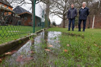 Rödlitz: Sorge wegen versumpften Grundstücken - Michael Vogel (links) und Vize-Ortsvorsteher Roland Eckl vor einem versumpften Wiesenstück: Vogel fürchtet, dass das Wasser irgendwann in sein Gewächshaus läuft, wenn es weiter so ansteigt wie zuletzt.