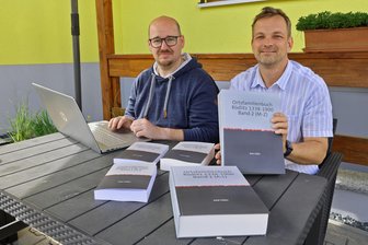 Rödlitz: Wie ein Chronist die Russen entlastet - Der Rödlitzer Ortschronist Axel Höfer (links) und Patrick Bochmann, Chef des Lichtensteiner Geschichtsvereins, mit dem Ortsfamilienbuch. Das kann in allen Buchhandlungen oder über Amazon bestellt werden.