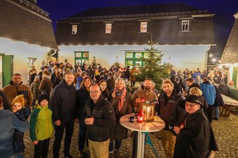 Rödlitzer Adventsmarkt gut besucht - Der Innenhof des Bauernguts hatte sich schnell mit plaudernden Grüppchen gefüllt.