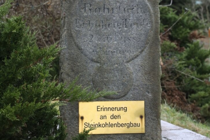 Rödlitzer retten ein Stück Bergbauhistorie - Dieser Lochstein erinnert vermutlich an die erste Steinkohlen-Probebohrung in Rödlitz. Noch ist unklar, wo er einst stand. 