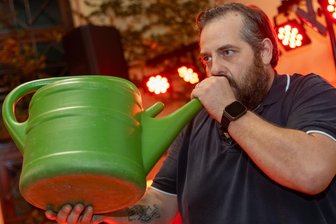 Röhren wie ein Hirsch: Reumtengrüner folgen Ruf der Wildnis - Alexander Rau entlockte der grünen Gießkanne Töne, die sich hören lassen konnten. Der Sieg bei der Hirschbrunft-Meisterschaft war ihm damit nicht mehr zu nehmen.