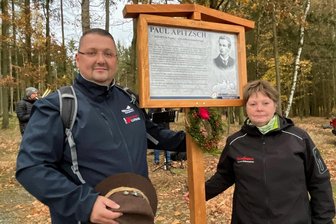 Röhrholz: Verdienter Oelsnitzer Paul Apitzsch geehrt - durch seine Nachfolger - Die neue Tafel für den Wanderer und Autor Paul Apitzsch wurde an dessen 150. Geburtstag im Oelsnitzer Stadtwald Röhrholz eingeweiht - durch den Vorsitzenden des Heimatfördervereins Oelsnitz, Björn Fläschendräger, und Kathrin Hager, Präsidentin des Vogtländischen Gebirgs- und Wandervereins.