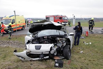 Röhrsdorf: Feuerwehr befreit Verletzte aus Unfallwagen - Leipziger Straße gesperrt - 