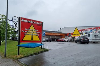 Röhrsdorf: Mit gestohlenem SUV in Radgeschäft gefahren und E-Bikes geklaut - 19-Jähriger gefasst - In dieses Geschäft im Röhrsdorfer Gewerbegebiet wurde offenbar eingebrochen.