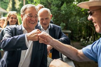 Römer Laschet vs. Gallier Scholz - Unionskanzlerkandidat Armin Laschet zeigt sich beim Haustürwahlkampf in Berlin-Spandau ...