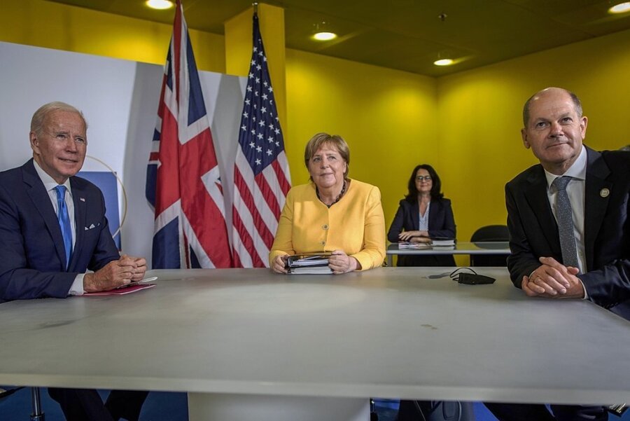 Römische Kanzlerweihe - Das Treffen mit dem US-Präsidenten Joe Biden (l.) markiert den Höhepunkt der wohl inszenierten Staffelübergabe von Kanzlerin Angela Merkel (CDU) an Noch-Finanzminister Olaf Scholz (SPD). 
