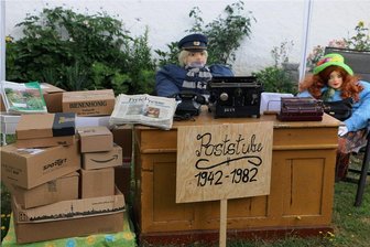 Rößnitz bereit für große Fete - Einwohner im Ort haben verschiedene Szenen der Dorfgeschichte nachgestellt. Dabei wird auch an die Poststube erinnert, die es einst in Rößnitz. Auch die "Freie Presse" fehlt nicht. 