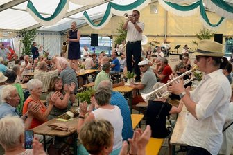 Röthenbacher Festpremiere kommt gut an - Die Röthenbacher Musikkapelle sorgte am Sonntag dafür, dass die Stimmung im vollen Festzelt überkochte. 