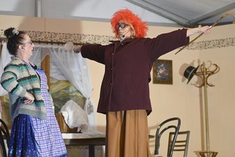 Roggenstum: Tradition im Vogtland nach 40 Jahren wiederbelebt - Höhepunkt der Kirmes in Breitenfeld war die Aufführung des Volksstückes „Auf der Brautschau“ - hier eine Szene mit Ute Rill (links) und Denise Kitscha.