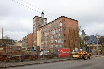 Rogo-Areal in Oberlungwitz: Erste Baumaßnahmen und konkrete Investoren-Pläne - Die Mauer des Rogo-Tauscher-Areals an der Erlbacher Straße wird derzeit saniert.