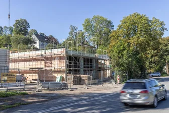 Rohbau an der S 260 wächst: Tannenberg kombiniert Neubau und Altbau für Feuerwehrdepot - Das neue Feuerwehrdepot von Tannenberg entsteht direkt an der S 260, einer viel befahrenen Strecke.