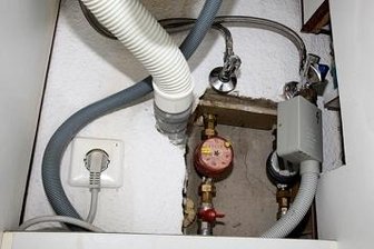 Rohrbruch: Familie aus Hohenstein-Ernstthal bricht unter Tränen Urlaub ab - Wasseranschlüsse unter der Küchenspüle, über die auch der Geschirrspüler versorgt wird, waren defekt.