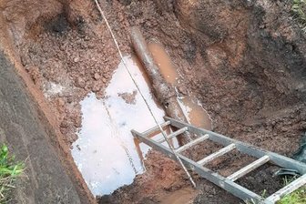 Rohrbruch: Hundshübel zeitweise ohne Wasser - Nach Angaben von ZWW-Geschäftsführer Frank Kippig war gegen 3 Uhr eine alte Astbestzementleitung am Schulberg geplatzt.