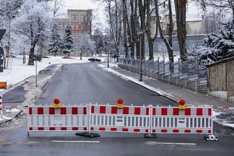 Rohrbruch: Schulstraße in Auerbach voll gesperrt - Im gesperrten Abschnitt befindet sich auch das Polizeirevier Auerbach.