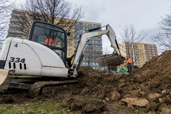Rohrbrüche legen Neubaugebiet trocken - An der Albert-Schweitzer-Straße musste tief gegraben werden, um das defekte Rohr auswechseln zu können. Zum Teil fließt das Wasser im Neubaugebiet noch durch alte PVC-Leitungen aus DDR-Zeiten