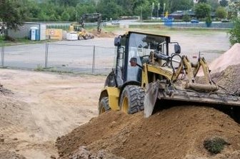 Rohrleitungsbau für Großparkplatz - Auf dem Platz an der Lößnitzer Straße haben Bauarbeiten begonnen, die mit der Verlegung von Rohren zu tun haben.