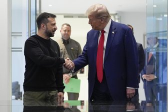 Rohstoff-Deal zwischen Ukraine und USA steht: Selenskyj will noch diese Woche in die USA fliegen - Donald Trump (r), damals noch republikanischer US-Präsidentschaftskandidat und ehemaliger US-Präsident, gibt dem ukrainischen Präsidenten Wolodymyr Selenskyj im Trump Tower bei einem Treffen die Hand. Kommt es jetzt bald zu einem Treffen im Weißen Haus?