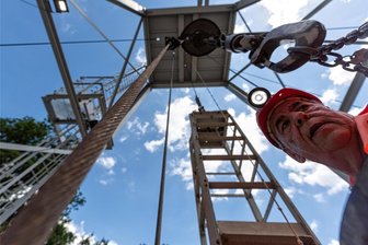 Rohstoffe im Erzgebirge: Halsbrücker Firma will Bergwerke verbinden - Markscheider Klaus Grund aus dem Vorstand der Saxony Minerals & Exploration AG (SME) – hier an einem Erkundungsschacht in Pöhla – hat jetzt die Wiederaufnahme der Bergwerkspläne des Unternehmens für ein Gebiet um Elterlein angekündigt.