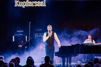 Roland Kaiser als Überraschungsgast? Brian Völkner feiert zehn Jahre „Kitsch & Krempel“ - Brian Völkner in seiner Show „Kitsch & Krempel“.