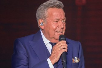 Roland Kaiser: Die Sommerparty geht auch im Erzgebirge weiter - Vor knapp zwei Wochen waren seine Fans aus dem Erzgebirge bei seiner Sommer-Party an der Messe in Chemnitz mit dabei: Schlagerstar Roland Kaiser. Am Samstag ist Kaisermania in Dresden angesagt - und eine Live-Übertragung des Spektakels in den Kurpark nach Thermalbad Wiesenbad.