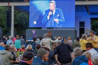Roland Kaiser: Ein Hauch Kaisermania im Erzgebirge - Wer als Roland-Kaiser-Fan aus dem Erzgebirge keine Karten für die Kaisermania am Wochenende in Dresden ergattert hat, ist bei der Live-Übertragung im Kurpark in Thermalbad Wiesenbad auf seine Kosten gekommen (Foto links). Auf der Freilichtbühne an den Greifensteinen bietet das Ensemble eine musikalische Show mit bekannten Hits des Schlagerstars (Foto rechts).