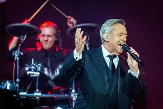 Roland Kaiser feiert in Dresden – und die Erzgebirger feiern mit - Roland Kaiser singt am Freitagabend sein erstes von insgesamt fünf ausverkauften Konzerten in Dresden. Das am 5. August können auch die Fans im Erzgebirge miterleben: beim großen Kaisermania-Public-Viewing in Wiesenbad.