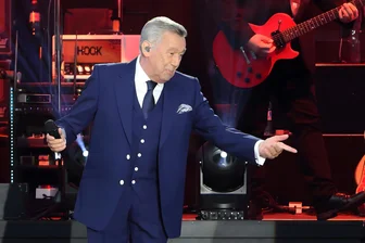 Roland Kaiser im Erzgebirge: Das sind die schönsten Bilder vom Konzert auf der Waldbühne - Roland Kaiser ist die Lichtgestalt des deutschen Schlagers.