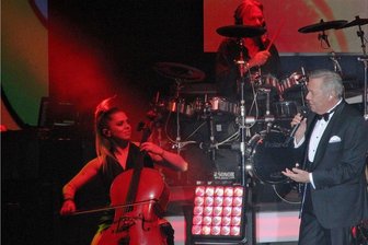 Roland Kaiser live in Zwickau: Es geht schon wieder los - Zurück zu den Wurzeln: Roland Kaiser bei seinem Zwickauer Auftritt mit Cellistin Lee Caspi beim Elvis-Klassiker "In The Ghetto". 