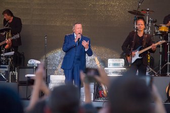 Roland Kaiser vor 11.000 Fans in Chemnitz umjubelt - Sänger Roland Kaiser am Chemnitzer Hartmannplatz