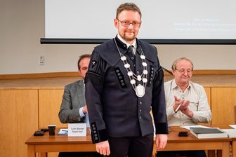 Rolf Weigand als Bürgermeister von Großschirma verpflichtet - Rolf Weigand nach seiner Vereidigung mit der Amtskette der Stadt Großschirma.