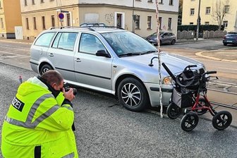 Rollator-Fahrerin schwer verletzt - Beim Zusammenstoß war der Rollator der 84-jährigen Frau in die Frontscheibe des Autos gekracht.