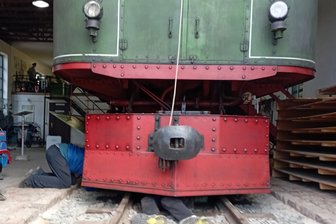 Rollbockbahn: Bei vogtländischem Verein übernehmen die Jungen das Zepter - Jannik Gerke bei intensiven Pflegemaßnahmen der Lokomotive.