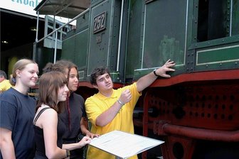Rollbockfest in Heinsdorfergrund begeistert mit Technik und Unterhaltung - Vereinsmitglied Lukas Wolf Besucherinnen die Besonderheiten der seltenen Double Fairlie Rollbocklok 1M 252.
