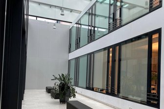 Rolle Rückwärts: Zwickauer Wagenknecht-Überläuferin springt wieder ab - Die Stadtratsfraktionen bekommen im Rathaus kostenlose Fraktionsbüros mit bester Sicht auf den Flur zur Verfügung gestellt. Nur: Weil schon alle Büros voll sind, muss die Fraktion BSW als einzige ins Stockwerk darüber ziehen.