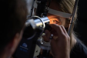 Rollende Augenarztpraxis kommt am Montag erstmals ins Vogtland: Was man als Patient jetzt wissen muss - Augenarzttermine sind im Vogtland schwer zu erhalten. Eine rollende Praxis soll die Probleme zumindest lindern.