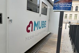 Rollende Augenarztpraxis steht jetzt in Reichenbach - Nach langem Warten steht die Mube auf dem Solbrigplatz.