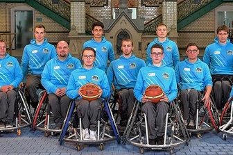 Rollende Biester aus Zwickau bereit für den Neustart - Das Team von RB Zwickau für die Saison 2021/22 in der 2. Rollstuhlbasketball-Bundesliga. Hintere Reihe von links: Maik Kretschmar, Adam Simonek, Max Chagger, Rocky Richter, Ronny Steidl, Trainer Marco Förster. Mittlere Reihe von links: Frank Oehme, Falk Friedrich, Daniel Gehse, Ivan Nestaval, Denny Lindner, Edgaras Ciaplinskas, Teemu Partanen. Vordere Reihe von links: André Weiland, Benjamin Pfeiffer. Es fehlt: Sascha Schubert.