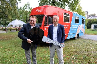 Rollende Führerscheinstelle: Zwickaus Landrat macht mit geliehenem Bus Dorfbewohner glücklich - Die beiden hatten ihren Spaß: Sparkassenvorstand Andreas Fohrmann (links) und Landrat Carsten Michaelis am Dienstagvormittag bei der feierlichen Schlüsselübergabe für den Sparkassenbus.